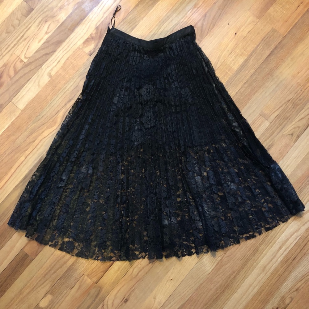 Pleated lace long skirt